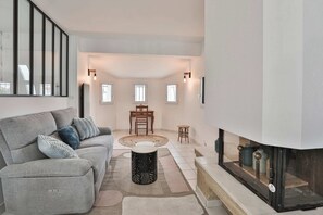 TV, lareira, escritórios