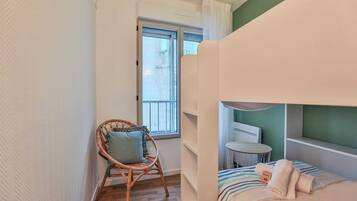 2 slaapkamers, een bureau, een strijkplank/strijkijzer, reisbedje