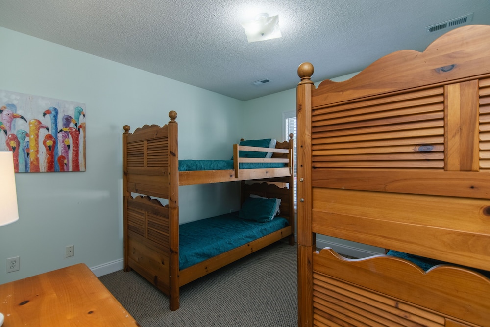 The Ellis HousePet Friendly Beach Home, 2 Screened Porches, Minutes to Beach Access Edisto