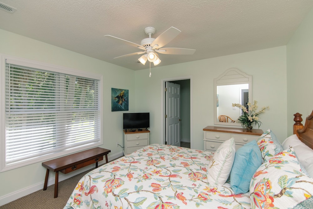 The Ellis HousePet Friendly Beach Home, 2 Screened Porches, Minutes to Beach Access Edisto