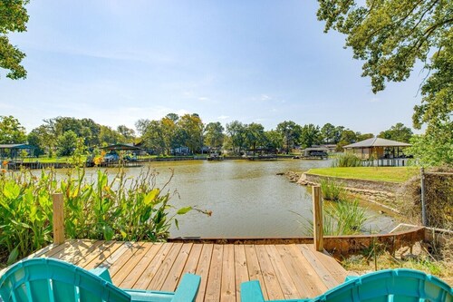 Twin Pines Lakehouse: Scenic waterfront family retreat! Nature, Fishing, Kayaks!