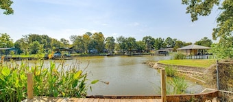 Twin Pines Lakehouse: Scenic waterfront family retreat! Nature, Fishing, Kayaks!