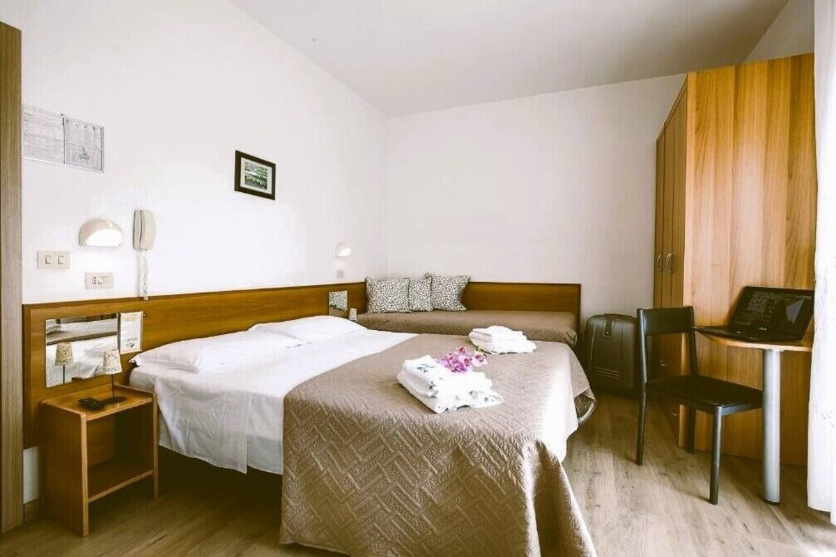 Hypo-allergenic bedding available, in-room safe, desk, WiFi (free)