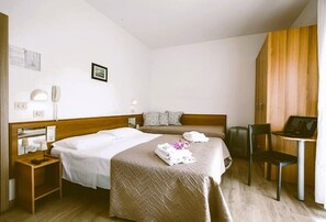 1 Schlafzimmer, Allergikerbettwaren, Zimmersafe, Schreibtisch