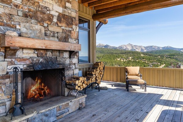 Terrace/patio - Luxury Suite 6A (3-Bedroom Condo) with Mountain view by Moonlight Basin Lodging (Big Sky)