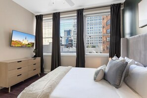 1 habitación, tabla de planchar con plancha y ropa de cama