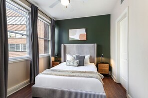 1 habitación, tabla de planchar con plancha y ropa de cama 