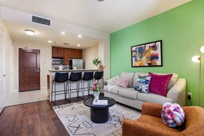 TV - Elegant 1BR Living Space in NOLA with Rooftop Pool (New Orleans)