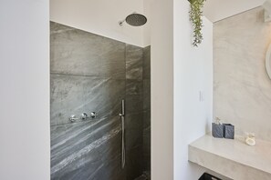 Een douche, een haardroger, handdoeken