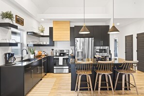 Réfrigérateur, micro-ondes, four, plaque de cuisson