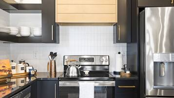 冷蔵庫、電子レンジ、オーブン、コンロ