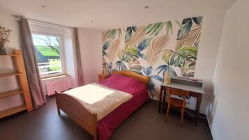 3 bedrooms, desk, iron/ironing board, travel cot