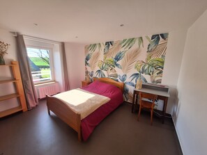 3 bedrooms, desk, iron/ironing board, travel cot