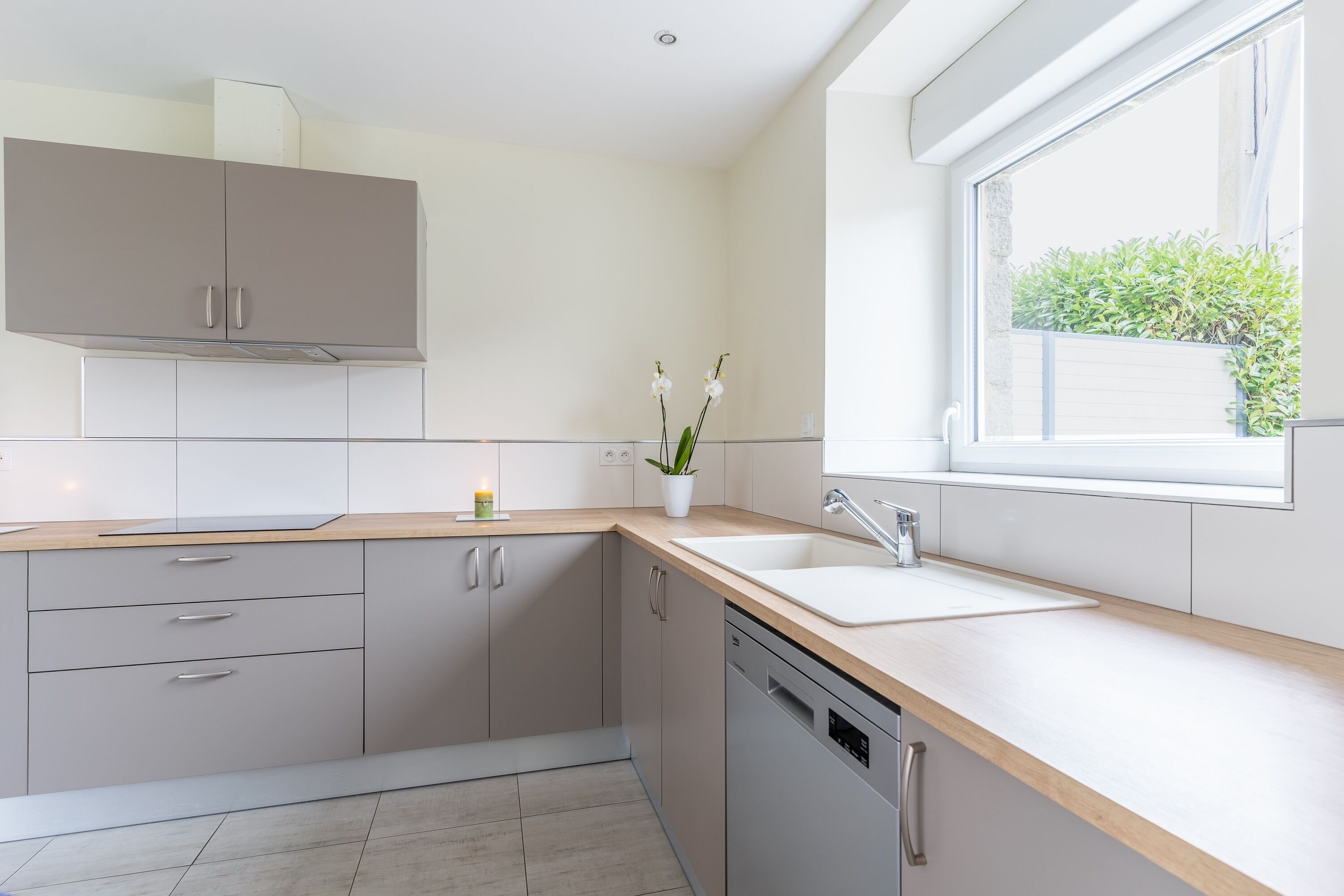 Réfrigérateur, four à micro-ondes, un four, lave-vaisselle