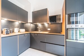 Kjøleskap, mikrobølgeovn, ovn og oppvaskmaskin