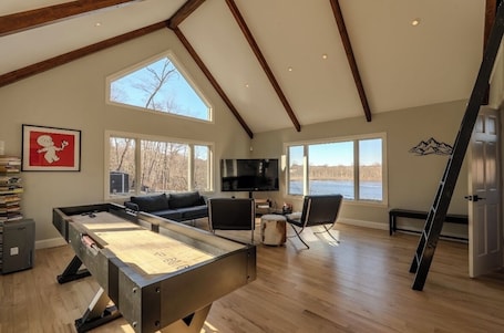 Smart TV, fireplace, video games, DVD player. Beautiful Escape! Hudson Valley House. 90min from NYC & 30min from Beacon.