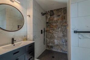 Shower, hair dryer, towels, soap - Beautiful Escape! Hudson Valley House. 90min from NYC & 30min from Beacon. (Carmel Hamlet)