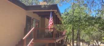Cozy retreat nestled in the pines, close to outdoor activities, Spencer Theater!
