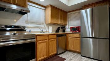 Refrigerador, microondas, horno y parrilla de estufa