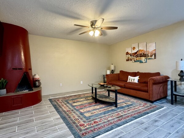 Living area - Sunlit Crosses Escape for Traveling Professionals (Las Cruces)