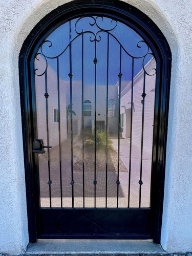 Sunlit Crosses Escape for Traveling Professionals