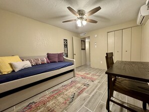 Living area - Sunlit Crosses Escape for Traveling Professionals (Las Cruces)