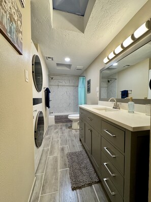 Towels - Sunlit Crosses Escape for Traveling Professionals (Las Cruces)