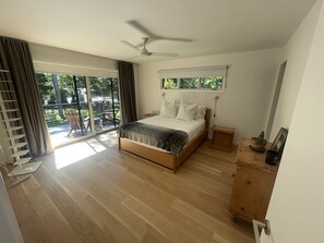 4 bedrooms, iron/ironing board, WiFi, bed sheets - Airy, modern 4-bedroom house close to beautiful bay beaches and the ocean. (East Hampton)