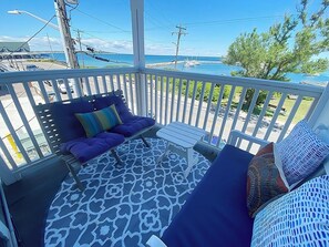 2 عدّة غرف نوم وأغطية فراش متميزة وأسرّة بطبقة علوية مريحة وملاءات أسرّة