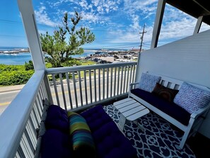 Phòng Suite Junior, 2 phòng ngủ, quang cảnh một góc biển | 2 phòng ngủ, bộ đồ giường cao cấp, nệm có lớp đệm bông 