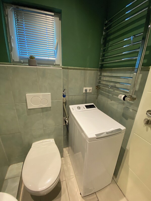 Bad mit Dusche, WC, Waschmaschine