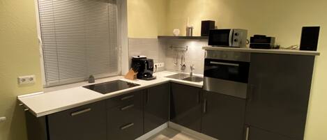 Refrigerador, microondas, horno, placa de cocina