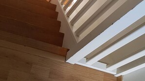 A wooden staircase with white railings, leading upwards. - Belle Maison Avec Jardin et Parking Privée (Honfleur)