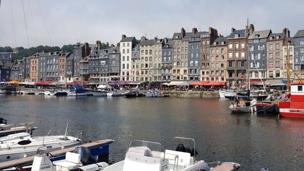 A harbor with boats docked, a red boat named "Pittie Chine" in the foreground, and historic buildings lining the waterfront. - Belle Maison Avec Jardin et Parking Privée (Honfleur)