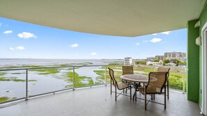 Outdoor dining - 🏖️Serene Bayfront Bliss - Pristine 3 Bed/3Bath condo🏖️ (Ocean City)