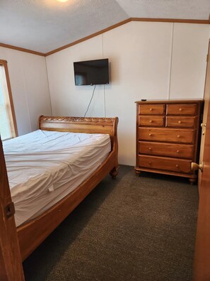 2 bedrooms, in-room safe, WiFi, bed sheets - Cozy little home located in the Finger Lakes (Dundee)