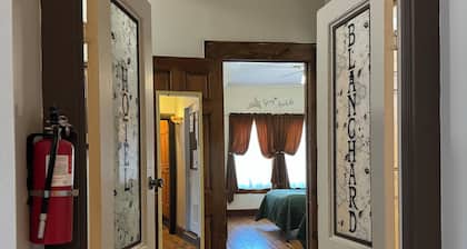 2 Comfortable Queen Beds, Hot Shower & an affordable price!
