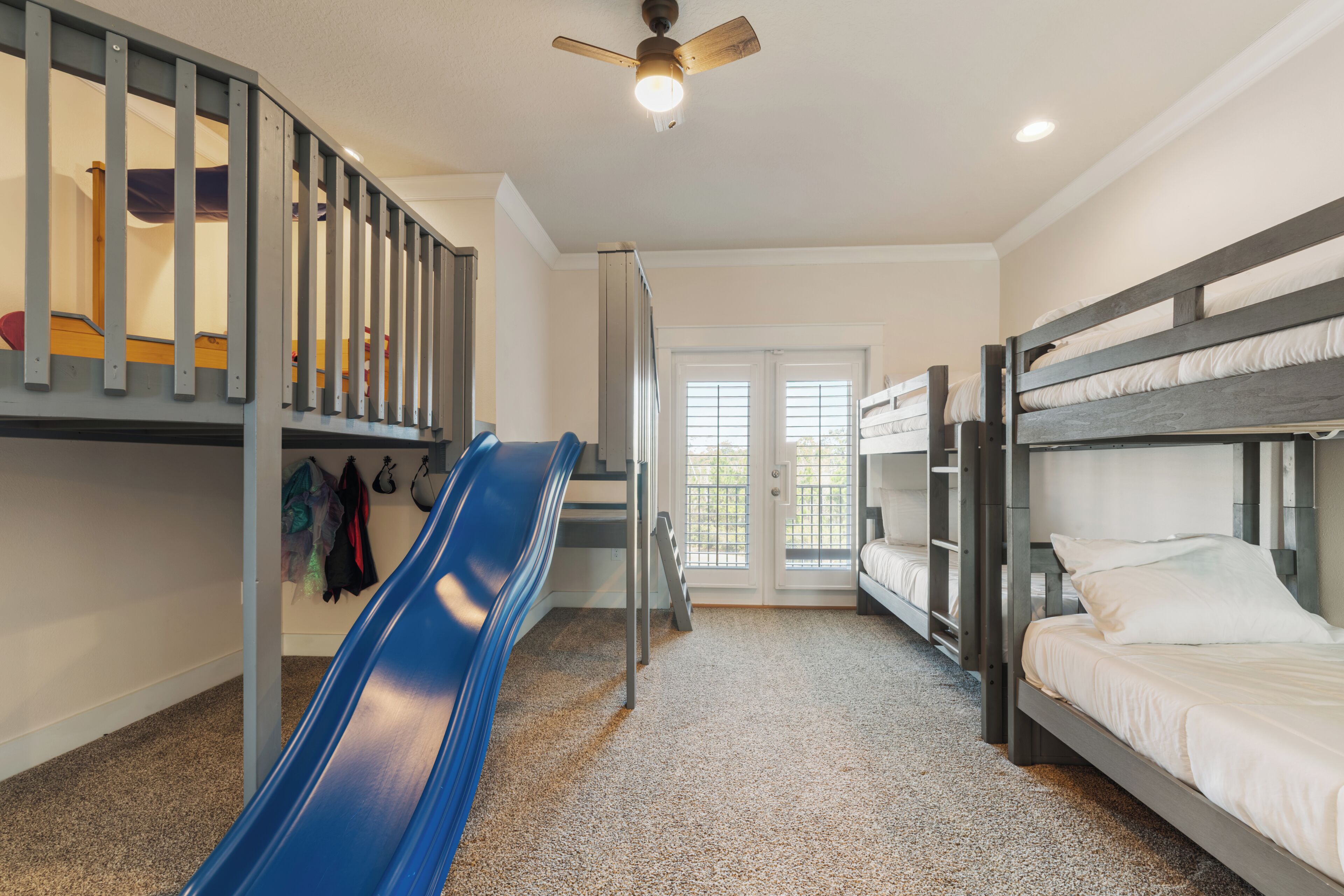 4 室のベッドルーム、デスク、アイロン / アイロン台、WiFi (無料)