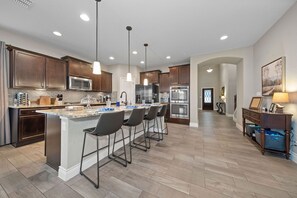 Fridge, microwave, oven, stovetop - Luxury Retreat - Hot Tub, Game Room, Arcade, Pet-Friendly, Minutes to Fiesta TX (Fair Oaks Ranch)