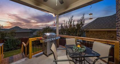 Luxury Retreat - Hot Tub, Game Room, Arcade, Pet-Friendly, Minutes to Fiesta TX