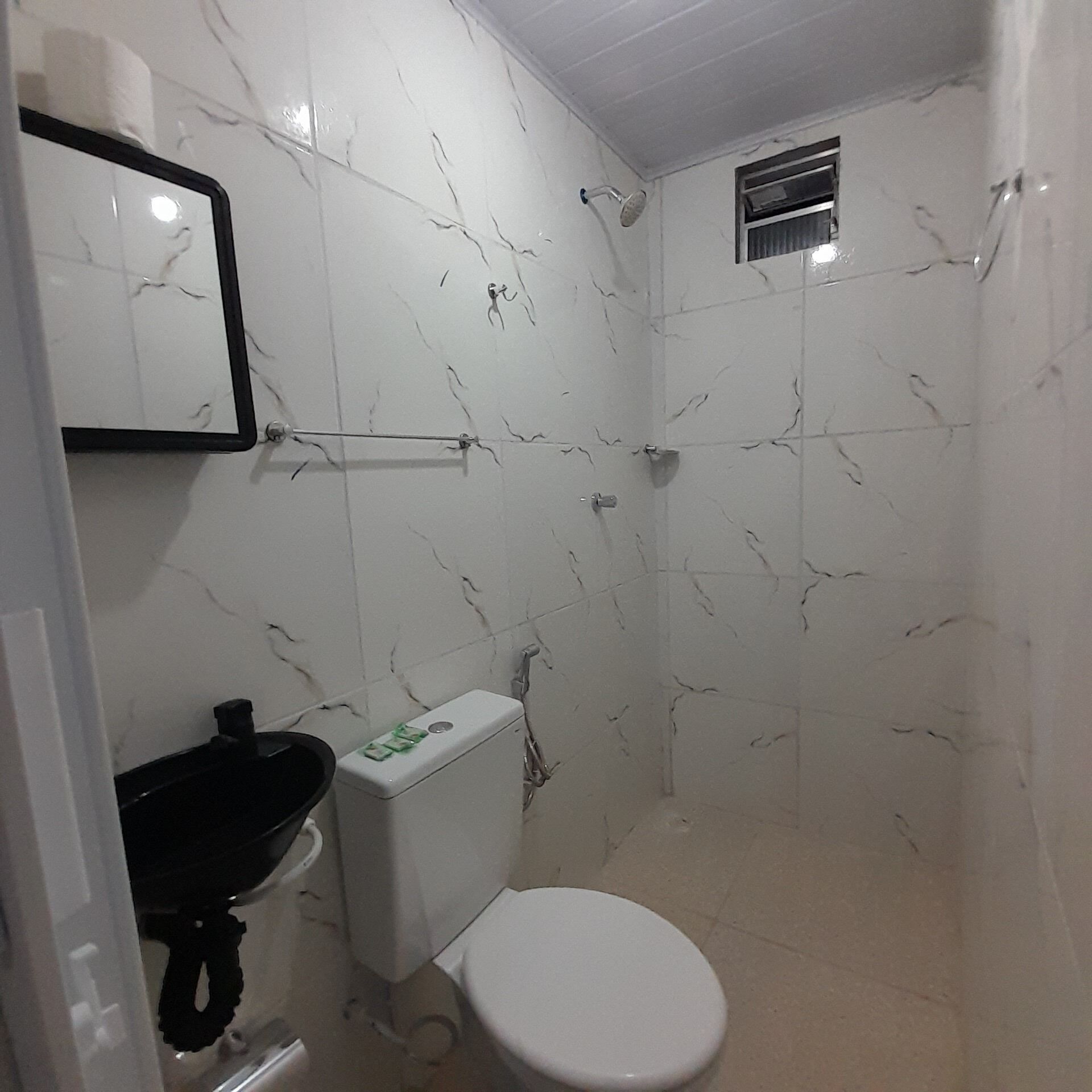 Quarto duplo tradicional | Banheiro | Chuveiro com efeito de chuva, toalhas de banho, papel higiênico 