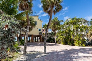 Property grounds - ~Gulf Front Classic~ Old Florida Feel! (Fort Myers Beach)