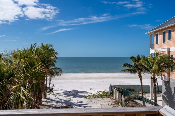 On the beach - ~Gulf Front Classic~ Old Florida Feel! (Fort Myers Beach)