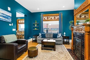 Smart TV, fireplace