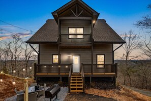 Exterior - Dolly Parton's "A Cowboy's Way." (Sevierville)