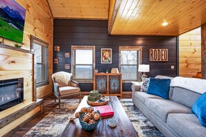 Smart TV, fireplace, video games - Dolly Parton's "A Cowboy's Way." (Sevierville)