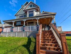 Exterior - Harris House 2 | On Hospital Campus (Duluth)
