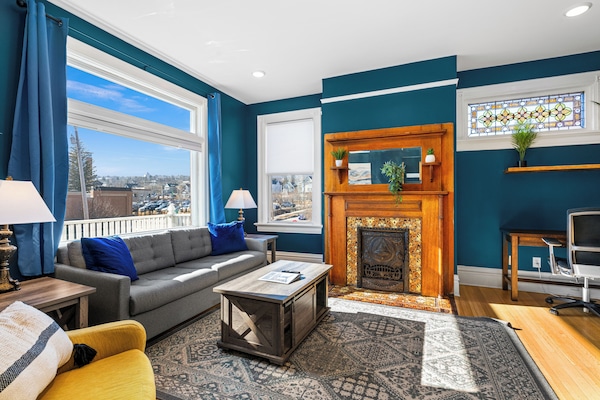 Una Smart TV, una chimenea