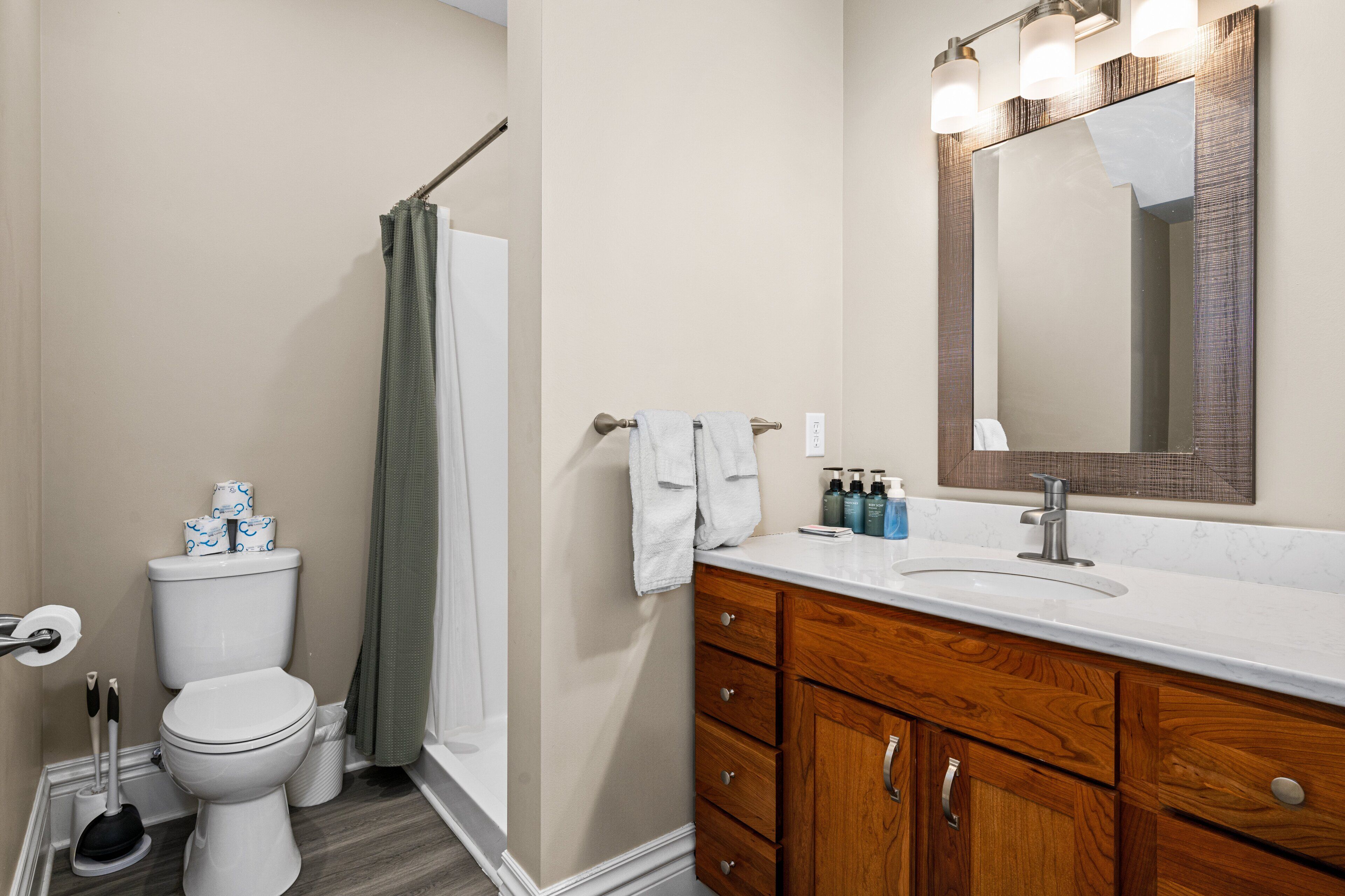 Een douche, een haardroger, handdoeken