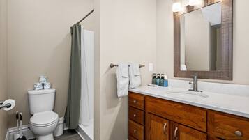 Een douche, een haardroger, handdoeken